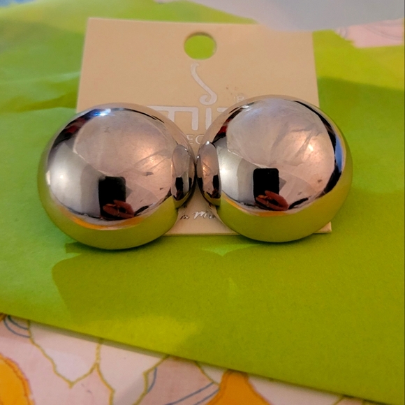 NWT Mia Collection Round, Silver Colored Earrings with post back. - Picture 2 of 4